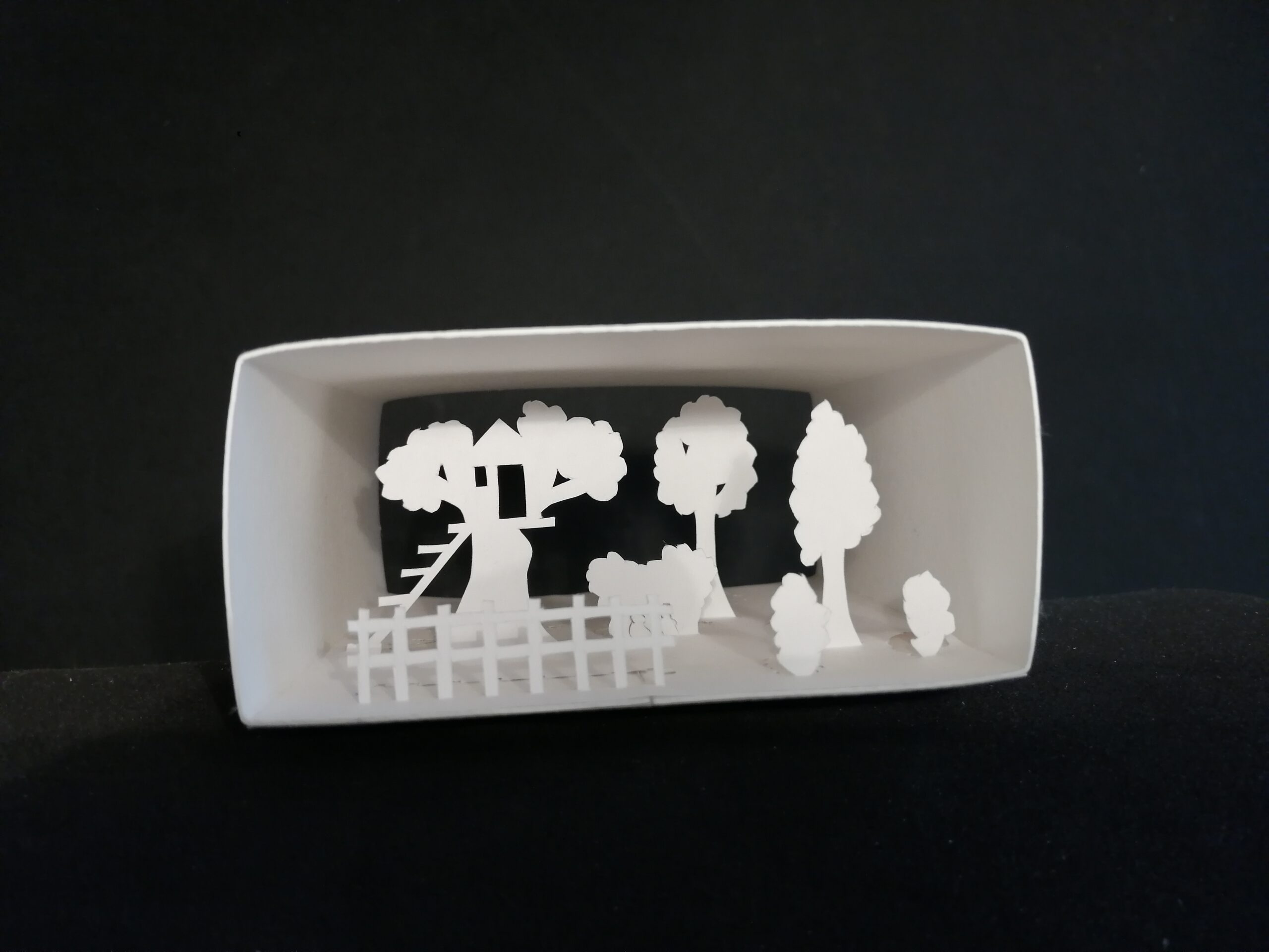 IMG_20251213_134028 Cabane dans les arbres en papier découpé